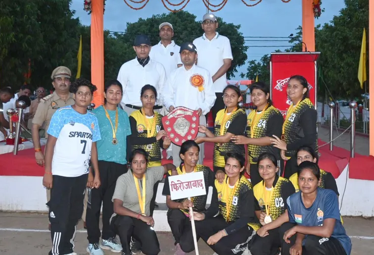 फिरोजाबाद: फिरोजाबाद की महिला, पुरूष टीमों ने आगरा को हराकर ट्राॅफी पर किया कब्जा