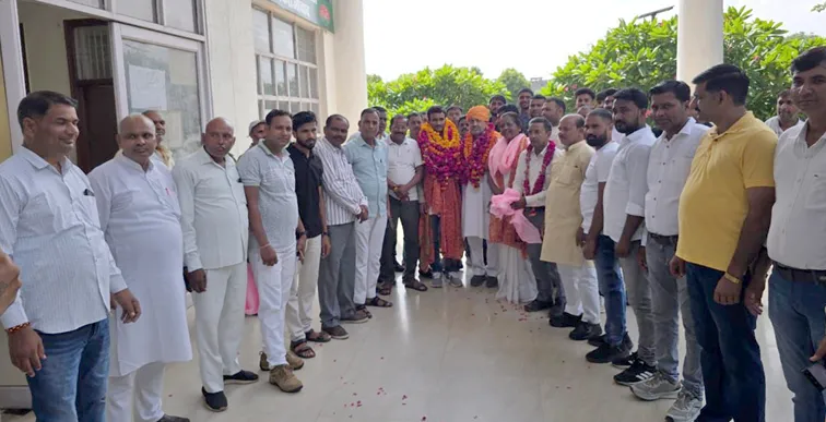 फिरोजाबाद: सपा कार्यालय पर नवनिर्वाचित लोहिया वाहिनी के जिलाध्यक्ष लोकेंद्र सिंह गुर्जर का हुआ स्वागत