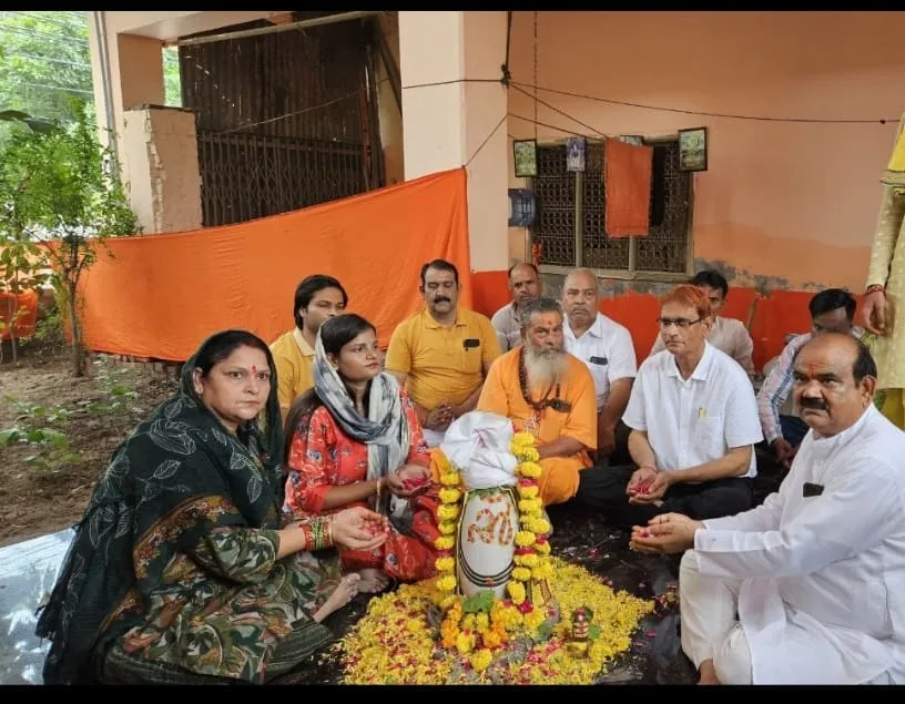 फिरोजाबाद: श्री सिद्ध पीपल वाले महादेव मंदिर में विधि-विधान से हुई नर्मदेश्वर महाराज की प्राण प्रतिष्ठा