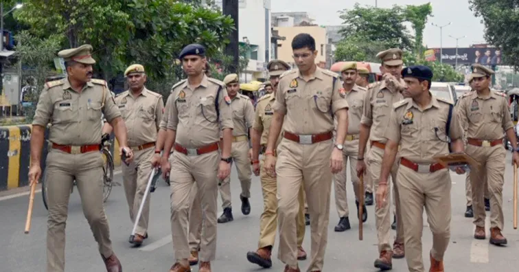 फिरोजाबाद: एसएसपी ने पुलिस अधिकारियों संग पैदल मार्च निकालकर लोगों को सुरक्षा का कराया एहसास