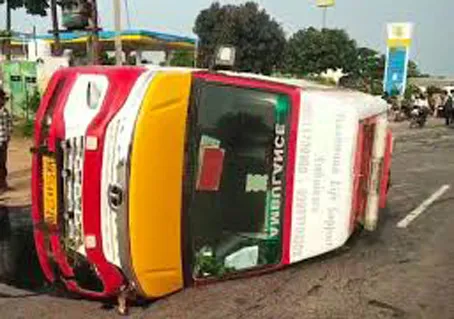 फिरोजाबाद: एंबुलेंस का टायर फटा, बाइक से टकराई और पलटी