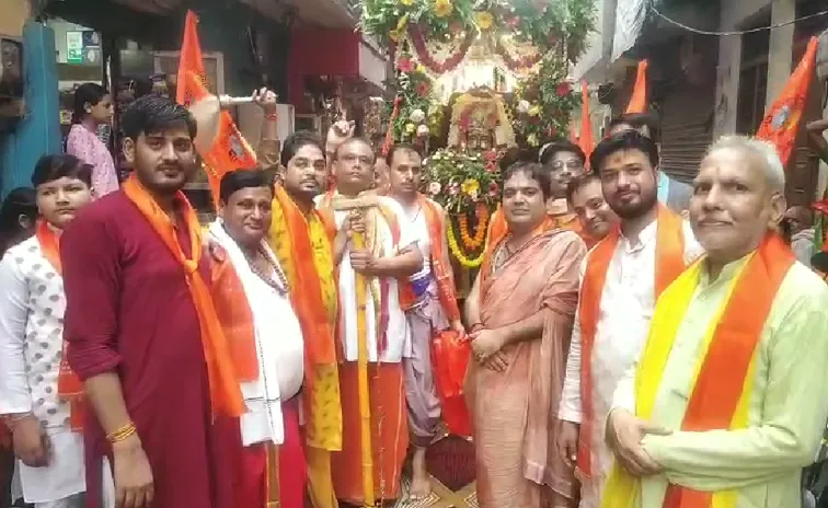 शिकोहाबाद: भोले के जयकारों के साथ निकली दिव्य पालकी यात्रा