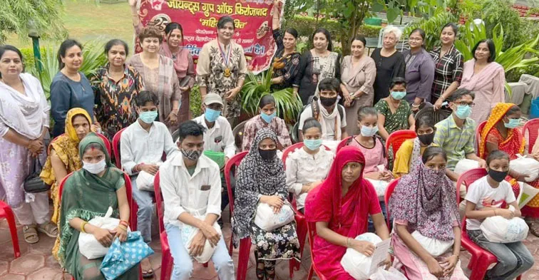 फिरोजाबाद: महिला शक्ति ने 50 टीबी मरीजों को पुष्टाहार किट किया वितरण