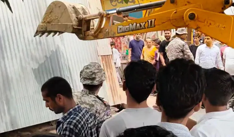 फिरोजाबाद: अतिक्रमण हटाने के दौरान हुआ विवाद, प्रवर्तन दल से धक्का-मुक्की