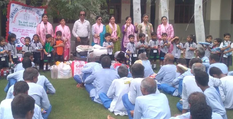 फिरोजाबाद: डीपीएस स्कूल के बच्चों ने प्रभुजियों को दिए उपहार