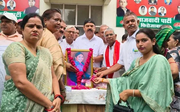 फिरोजाबाद: सपा कार्यालय पर मनाई गई पूर्व सांसद वीरांगना फूलनदेवी की पुण्यतिथि