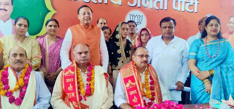 फिरोजाबाद: कारगिल विजय दिवस पर शहीद कैप्टन देवेश कुलश्रेष्ठ के परिजन हुए सम्मानित