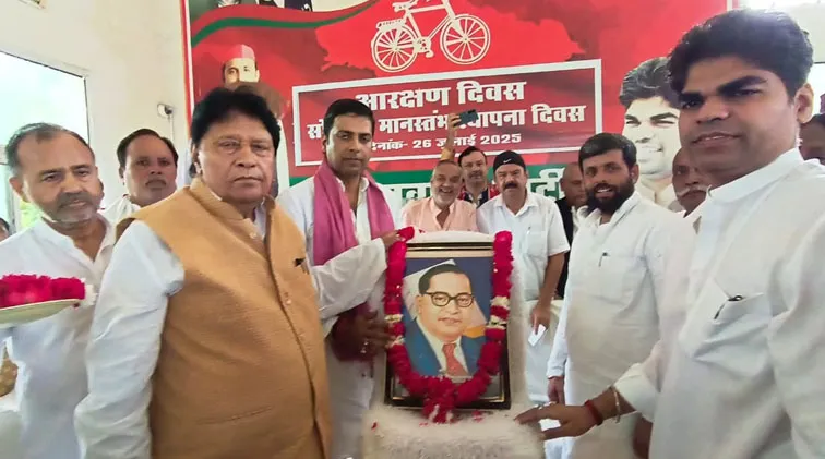 फिरोजाबाद: सपा कार्यालय पर मनाया गया आरक्षण दिवस एवं संविधान स्तम्भ स्थापना दिवस