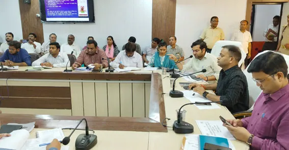 फिरोजाबाद: समय से निस्तारण न कराने वाले अधिकारियों के खिलाफ होगी कार्यवाहीः डीएम