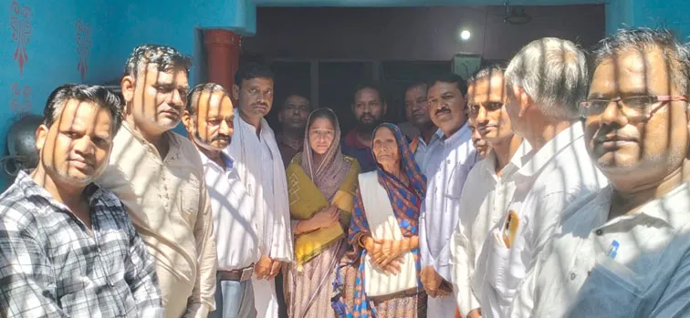 फिरोजाबाद: शहीद सैनिक अनिल शंखवार के परिजनों को किया सम्मानित