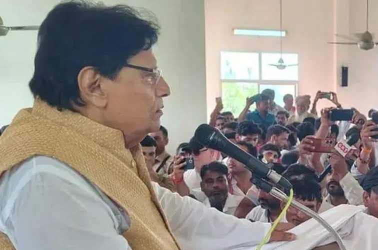 फिरोजाबाद: स्कूल बंद कर शराब की दुकानें खोल रही सरकार-रामजीलाल सुमन