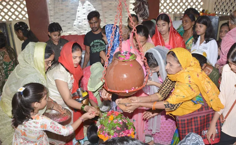 फिरोजाबाद: सुहागनगरी में बम-बम भोले के जयकारों से गूंजे शिवालय