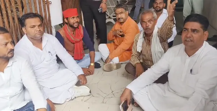 फिरोजाबाद: निगम कार्यकारिणी का चुनाव में मीडिया को बाहर निकालने पर धरने पर बैठे पार्षद