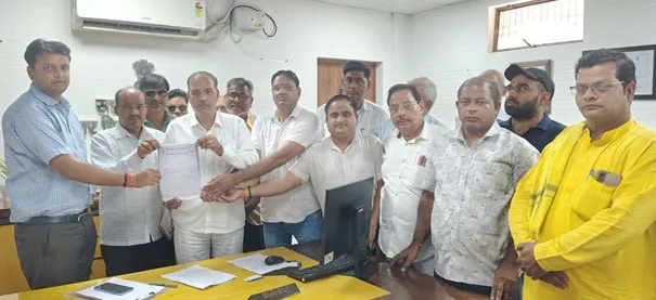 फिरोजाबाद: व्यापार मंडल ने टैक्स सीमित करने की मांग को लेकर नगर आयुक्त को सौंपा ज्ञापन