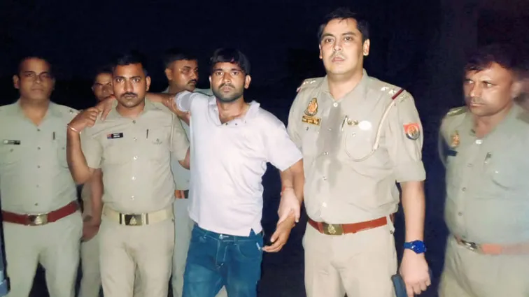 फिरोजाबाद: हिस्ट्रीशीटर से पुलिस की मुठभेड़, पैर में गोली लगने से घायल