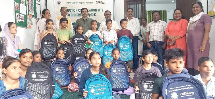 फिरोजाबाद: स्कूल बैग एवं स्टेशनरी पाकर खिले छात्र-छात्राओं के चेहरे