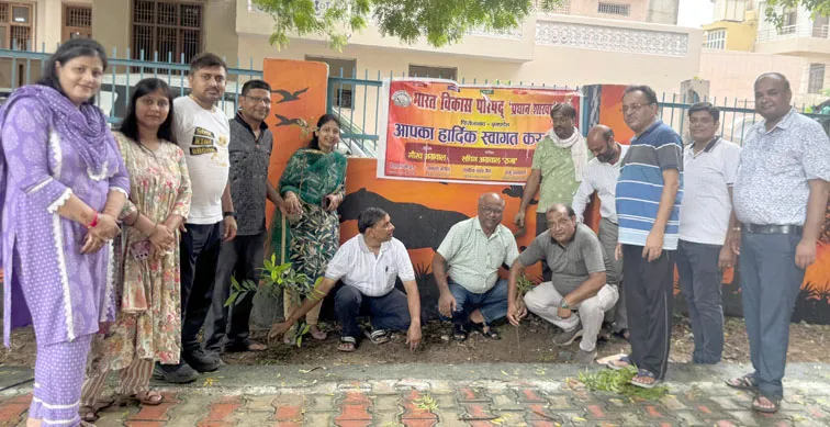 फिरोजाबाद: भाविप प्रधान शाखा के पदाधिकारियों ने भामाशाह पार्क में रोपे पौधे