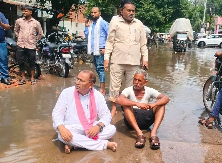 फिरोजाबाद: गंदे पानी में पलटी मारकर बैठे शिकोहाबाद विधायक मुकेश वर्मा