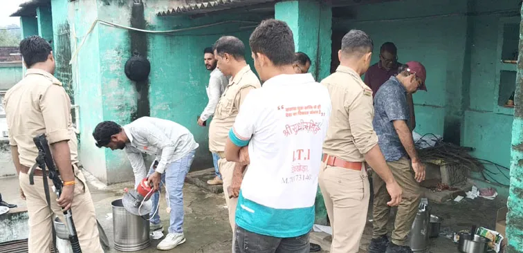 टूंडला: सिंथेटिक दूध बनाने की फैक्ट्री का किया भंडाफोड़