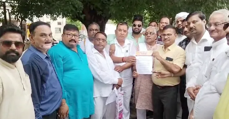 फिरोजाबाद: व्यापारियों का प्रतिनिधि मंडल मुख्य अभियंता से मिला, सौंपा ज्ञापन