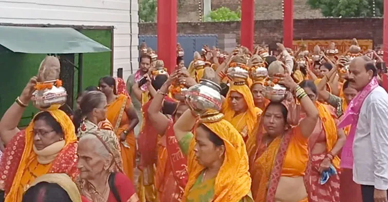 फिरोजाबाद: कलश यात्रा के साथ श्रीमद्भागवत कथा का हुआ शुभारम्भ