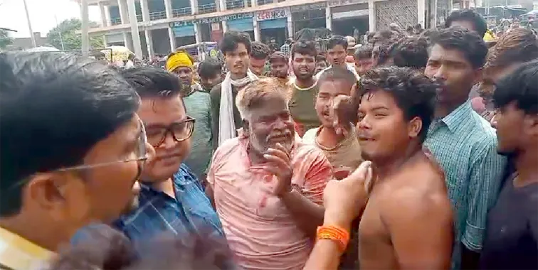 फिरोजाबाद: सब्जी बेचने को लेकर मंडी में दो पक्षों के बीच झगड़ा, चले लात घूसे, दो लोग घायल