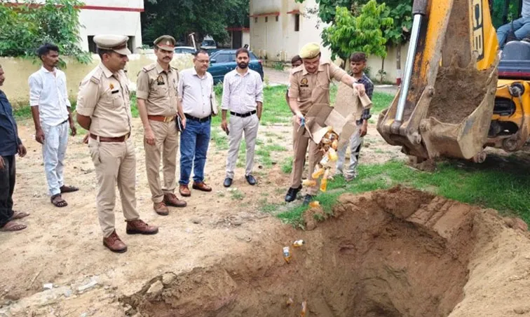फिरोजाबाद: दो थानों की पुलिस ने 629 लीटर शराब नष्ट कराई