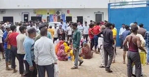 फिरोजाबाद: फैक्ट्री में करंट लगने से मजदूर की मौत, परिजनों ने शव रखकर किया हंगामा