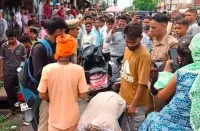 फिरोजाबाद: सेक्स रैकेट चलाने की सूचना पर हंगामा