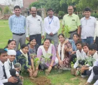 फिरोजाबाद: शिक्षण संस्थानों में वृहद स्तर पर हुआ पौधारोपण