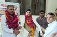 फिरोजाबाद: व्यापार मंडल की संगोष्ठी में व्यापारियों ने अधिकारियों को किया सम्मानित