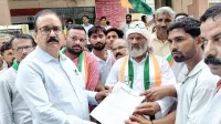 फिरोजाबाद: किसानों की समस्या को लेकर कांग्रेसियों ने जसराना तहसील में एसडीएम को सौंपा ज्ञापन