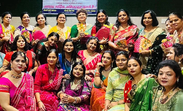 फिरोजाबाद: रंगारंग कार्यक्रमों की प्रस्तुति देकर कलाकरों ने मोहा मन