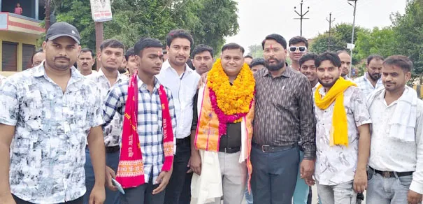 फिरोजाबाद: सेवानिवृत नौ सेना के जवान का किया स्वागत