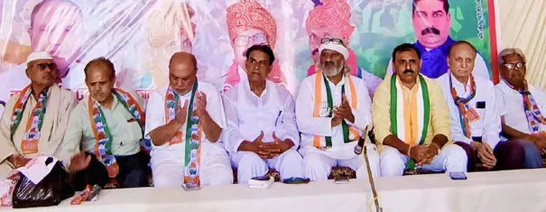 फिरोजाबाद।: कांग्रेस की समीक्षा बैठक में नव नियुक्त ब्लॉक अध्यक्ष, नगर अध्यक्ष को मनोनयन पत्र देकर किया सम्मानित