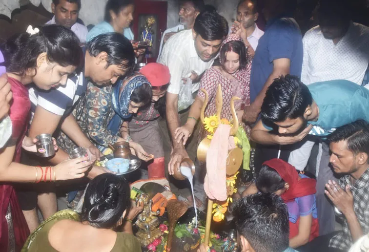 फिरोजाबाद: सुहागनगरी में हर-हर महादेव के जयकारों से गूंजे शिवालय