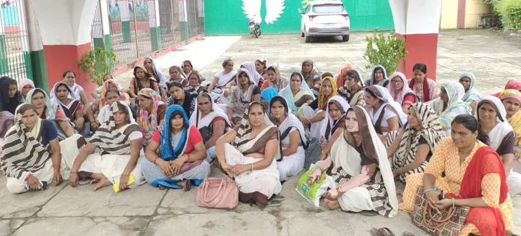 फिरोजाबाद: खैरगढ़ सीएससी की आशा वर्कर हुईं लामबंद, डीएम कार्यालय में सौंपा शिकायती पत्र