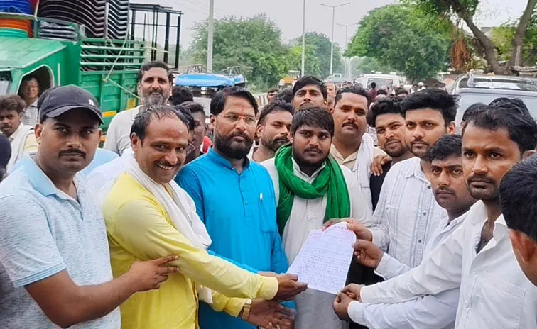 फिरोजाबाद: चाणक्य फाउंडेशन के नेतृत्व में किसानों ने तीन सूत्रीय मांगों लेकर दिया धरना