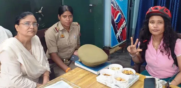 शिकोहाबाद: पर्वतारोही साइकिलिंग करके बेटियों को जागरूक करने निकली