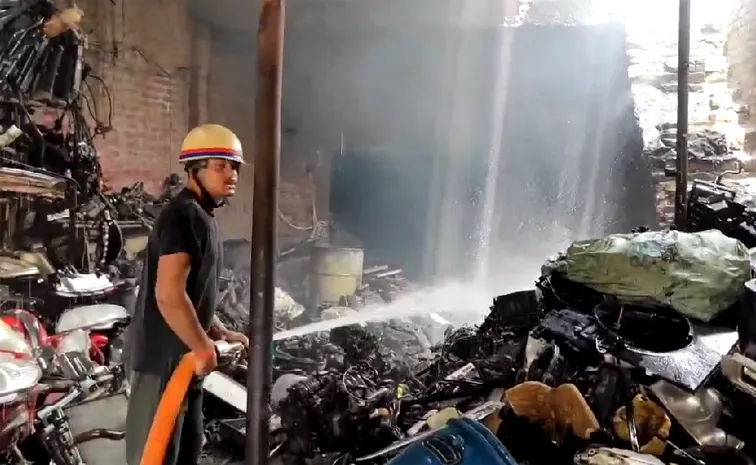 फिरोजाबाद: प्लास्टिक कबाड़ गोदाम में लगी भीषण आग, लाखों का सामान जलकर राख