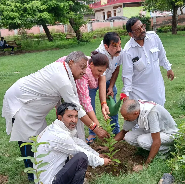 फिरोजाबाद: उ.प्र. पर्यावरण बचाओ जन कल्याण समिति ने किया वृक्षारोपण