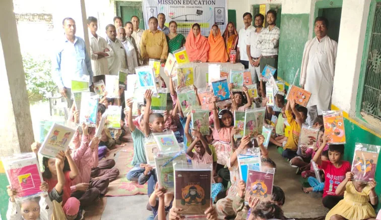 फिरोजाबा: अमृता माता के जन्मदिवस पर शिक्षण सामग्री का हुआ वितरण