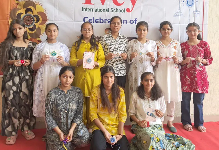 फिरोजाबाद: आईवी इंटरनेशन स्कूल में धूमधाम से मना रक्षाबंधन पर्व, विभिन्न प्रतियोगिताएं कराई