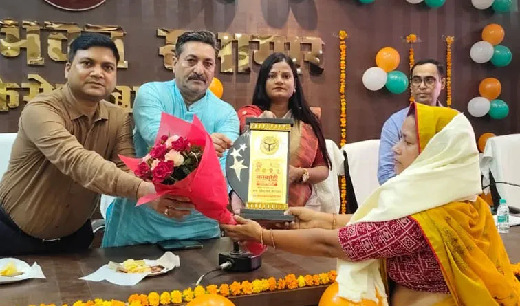 फिरोजाबाद: स्वतंत्रता सेनानियों के परिजनों को किया गया सम्मानित