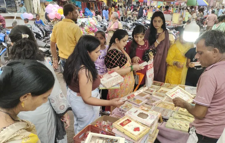 फिरोजाबाद: रक्षाबंधन की पूर्व संघ्या पर बाजारों में महिलाओं ने की जमकर खरीददारी