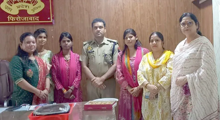 फिरोजाबाद: महिला सुरक्षा समिति ने एसपी सिटी एवं हिंदू जागरण मंच के पदाधिकारियों का बांधा रक्षासूत्र