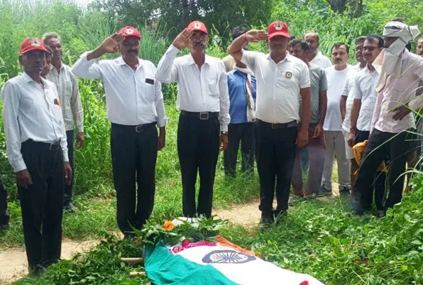 शिकोहाबाद: पूर्व सैनिक को दी भावभीनी श्रद्धांजलि