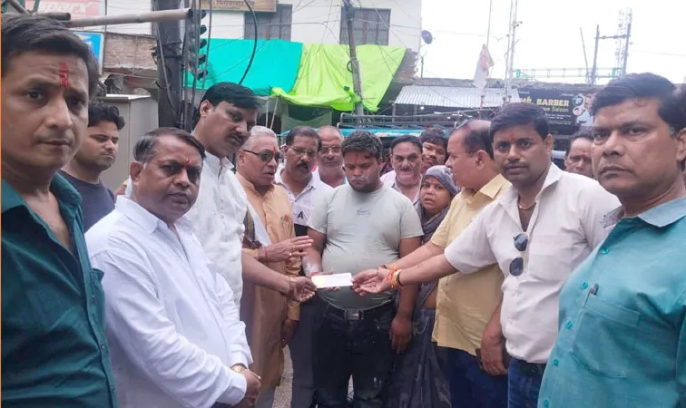 फिरोजाबाद: व्यापार मंडल ने पीड़ित दो व्यापारियों की आर्थिक सहायता