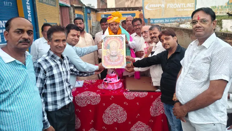 फिरोजाबाद: व्यापारियों ने केक काटकर मनाया महानगर अध्यक्ष का जन्मदिन