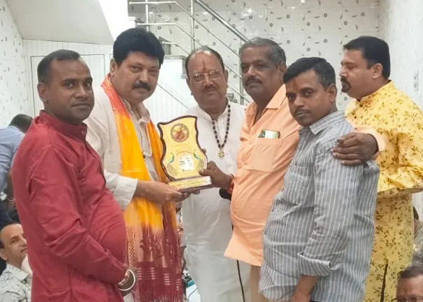 फिरोजाबाद: बांके बिहारी मंदिर पर समाजसेवी हुए सम्मानित